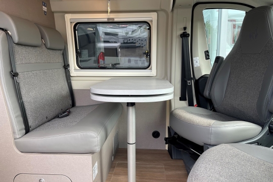 etrusco-cv-600-db-interior-front-dinette.jpg