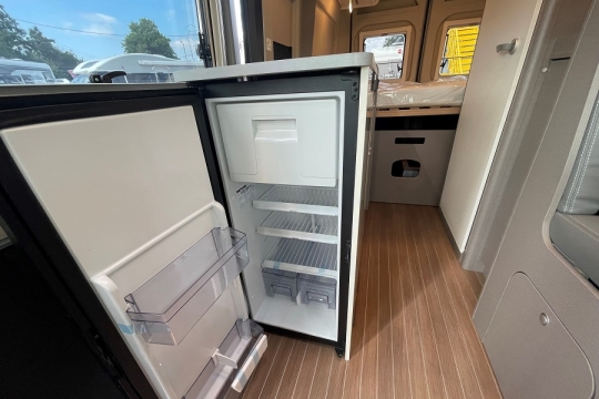 etrusco-cv-600-db-interior-fridge.jpg