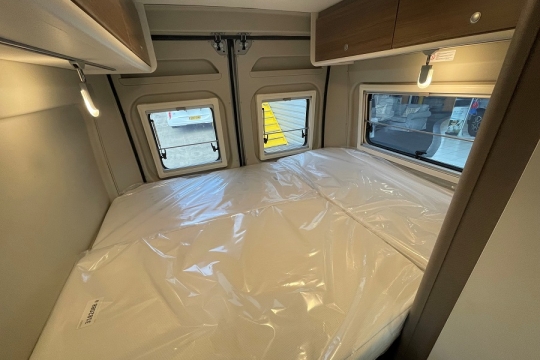 etrusco-cv-600-db-interior-rear-bed.jpg