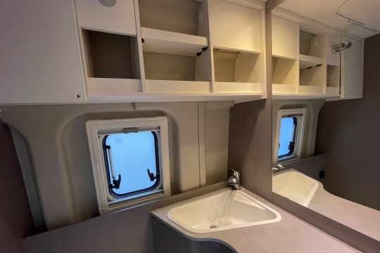 etrusco-cv-600-db-interior-bathroom.jpg