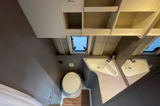 etrusco-cv-600-db-interior-bathroom-2.jpg
