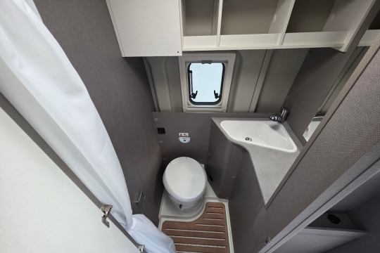 Etrusco-CV-600-DB-Interior-Bathroom.jpg