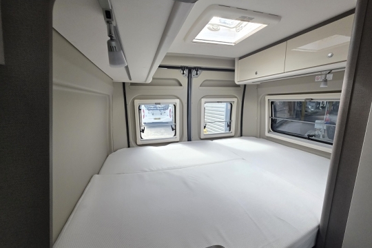 Etrusco-CV-600-DB-Interior-Bed.jpg
