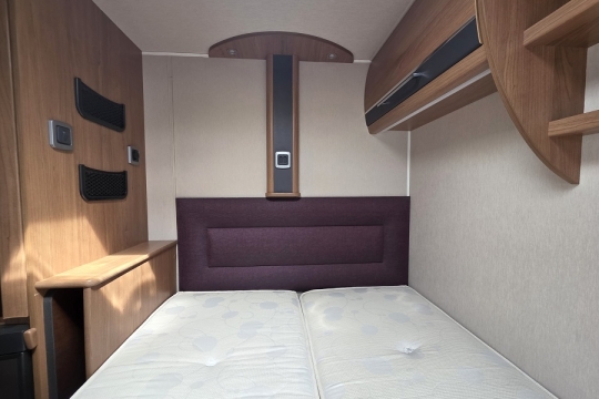 Auto-Trail-Apache-632-Interior-Bed-End.jpg