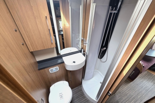 Auto-Trail-Apache-632-Interior-Bathroom.jpg