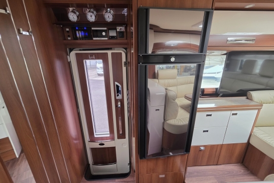 Carthago-Liner-for-two-I53-Interior-Side.jpg