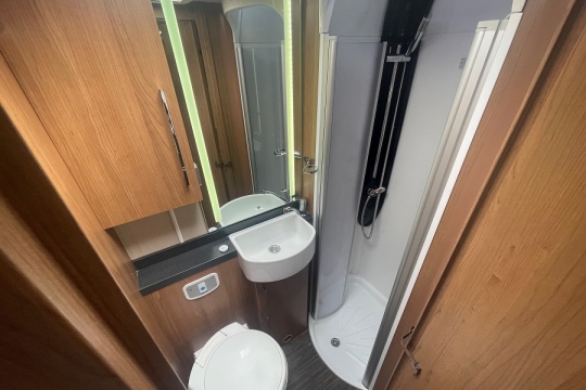 auto-trail-navajo-interior-washroom-2.jpg