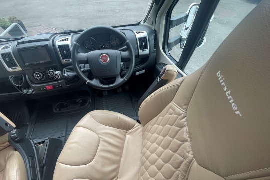 burstner-ixeo-time-t726-interior-cab.jpg