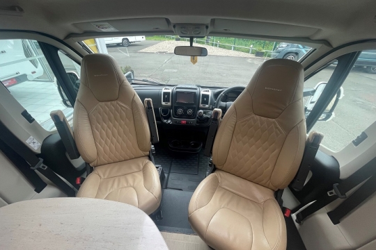 burstner-ixeo-time-t726-interior-cab-seats.jpg
