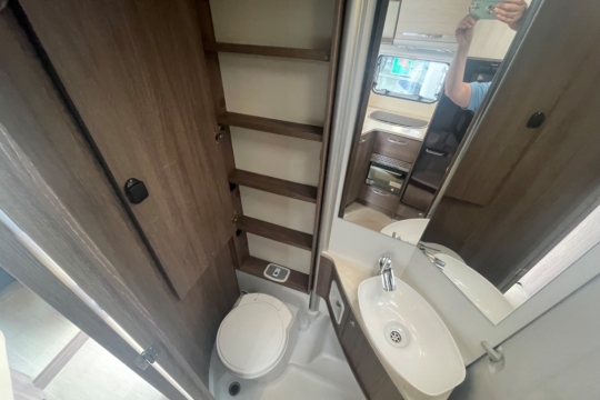 burstner-ixeo-time-t726-interior-washroom-storage.jpg