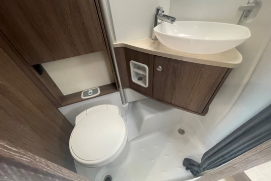 burstner-ixeo-time-t726-interior-washroom.jpg