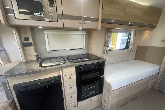 elddis-majestic-185-interior-kitchen-bed.jpg
