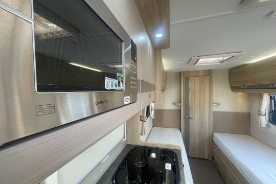 elddis-majestic-185-interior-microwave-to-rear.jpg
