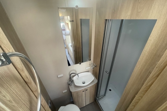 elddis-majestic-185-interior-washroom-1.jpg