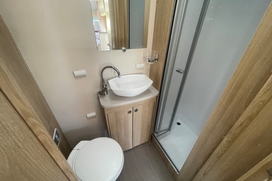 elddis-majestic-185-interior-washroom-2.jpg
