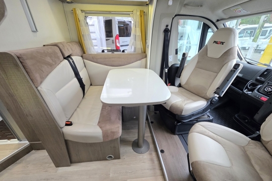 Pilote-Essential-P656-Interior-Lounge.jpg