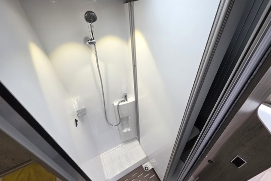 Pilote-Essential-P656-Interior-Shower.jpg