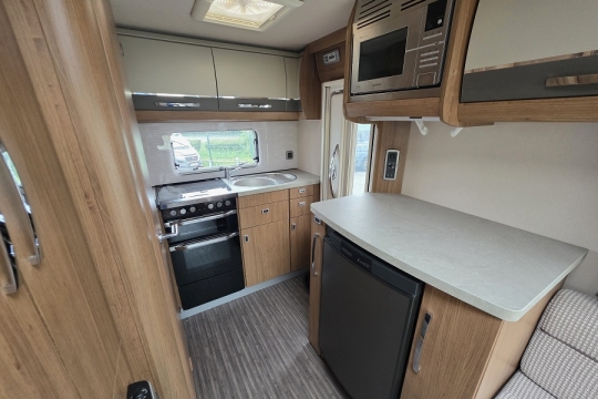 Auto-Trail-Trecker-EKS-Interior-Kitchen.jpg