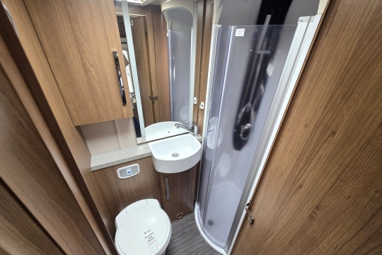 Auto-Trail-Trecker-EKS-Interior-Bathroom.jpg