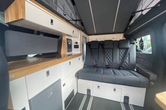 landseer-camper-interior-vehicle-overview.jpg