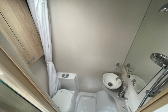 elddis-evolution-125-interior-bathroom.jpg