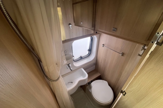 auto-trail-tribute-670-interior-washroom.jpg