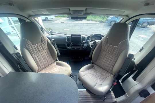 malibu-van-compact-540-db-2025-model-interior-front-seats.jpg
