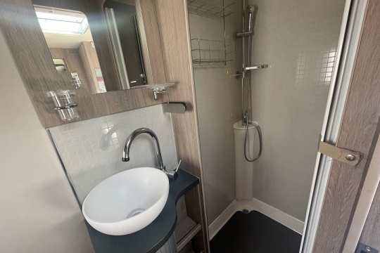 auto-sleepers-burford-duo-interior-shower.jpg