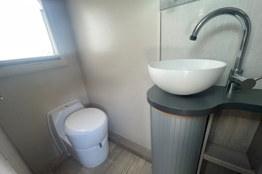 auto-sleepers-burford-duo-interior-washroom.jpg