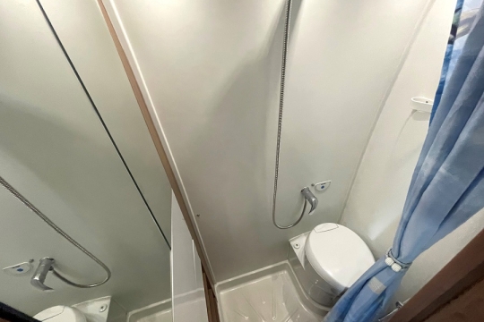 auto-trail-tribute-t670-interior-bathroom.jpg