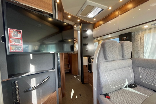 carthago-c2-tourer-i-145-rb-le-interior-living-tv.jpg