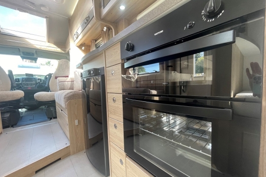 elddis-majestic-185-interior-oven-to-front.jpg