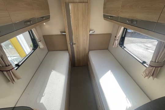 elddis-majestic-185-interior-beds.jpg
