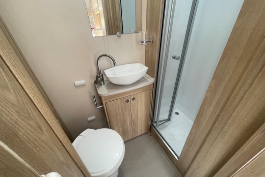 elddis-majestic-185-interior-washroom.jpg