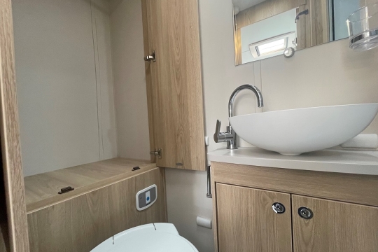 elddis-majestic-185-interior-bathroom-storage.jpg