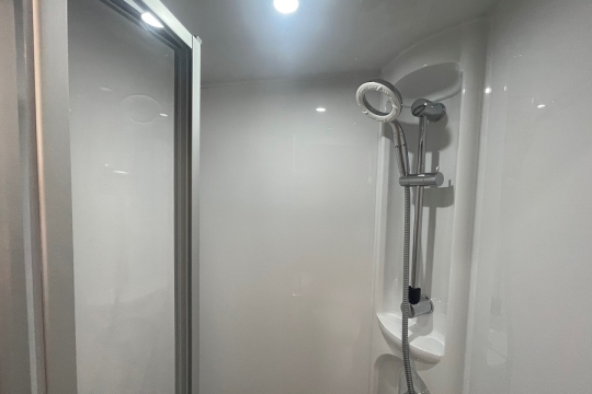 elddis-majestic-185-interior-shower.jpg