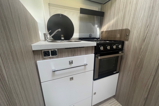 benimar-tessoro-t 483-interior-kitchen.jpg
