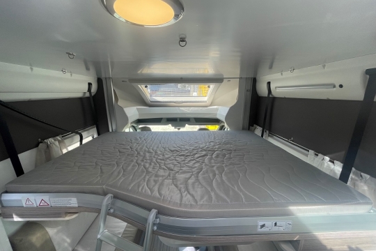 benimar-tessoro-t483-interior-drop-down-bed-2.jpg