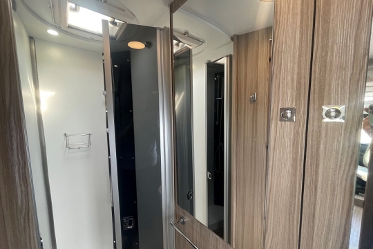 benimar-tessoro-t 483-interior-shower.jpg
