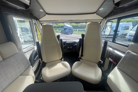 laika-ecovip-4109-ds-interior-cab.jpg