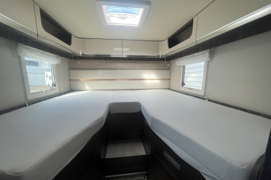 laika-ecovip-4109-ds-interior-rear-bed.jpg