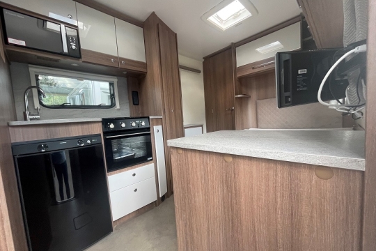 bailey-alliance-76-4-interior-kitchen.jpg