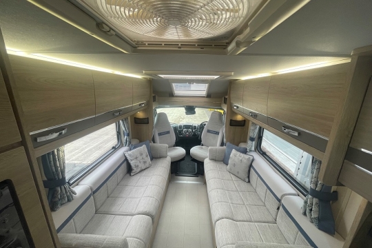 elddis-chatsworth-175-interior-front-lounge-down.jpg