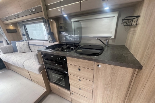 elddis-chatsworth-175-interior-kitchen.jpg