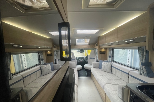 elddis-chatsworth-175-interior-microwave-to-front.jpg