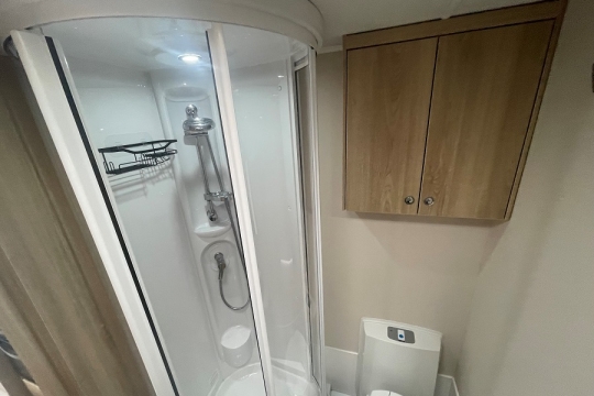 elddis-chatsworth-175-interior-shower.jpg