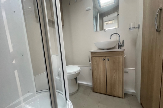 elddis-chatsworth-175-interior-washroom.jpg