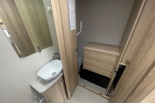 elddis-chatsworth-175-interior-wardrobe.jpg