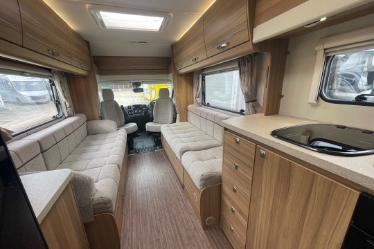 elddis-autoquest-175-interior-kitchen-to-front.jpg