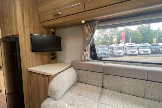 elddis-autoquest-175-interior-tv-lounge.jpg